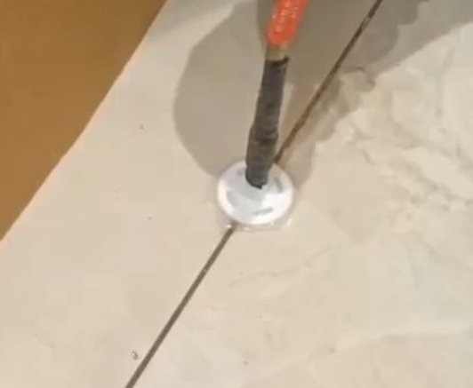 巴楚瓷砖空鼓维修公司专业解答瓷砖在铺贴过程中，如果没有涂抹均匀到位的粘结材料（如水泥砂浆或瓷砖胶），可能会导致以下问题