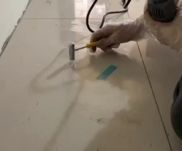 巴楚瓷砖开裂维修公司专业分享瓷砖在铺贴前如果没有沥干水分，将会导致以下问题